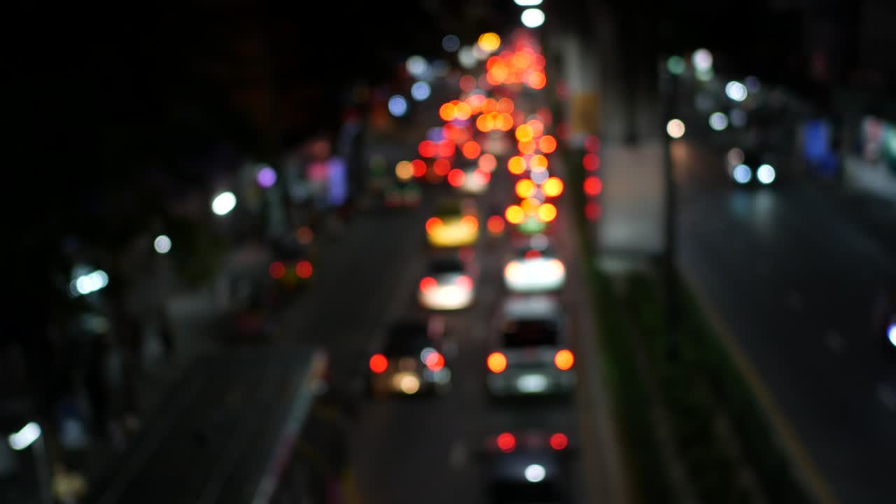 Vista dall'alto del bokeh dei semafori sulla strada.