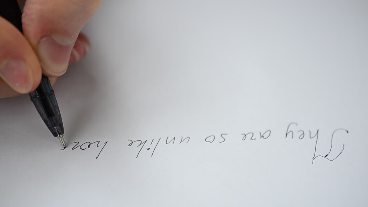 Nous écrivons avec le stylo. Le texte sur papier