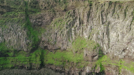 Langsames-Podest-Auf-Der-Felsigen-Klippe-Der-Schmutzigen-Insel,-Polarkreis