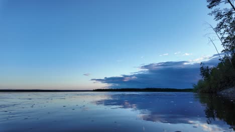 la belleza serena de un río tranquilo al atardecer