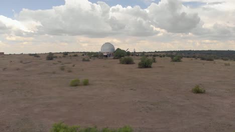 toma aérea de un observatorio en un día nublado