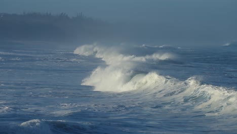 Hermosas-Olas-Del-Océano-En-Cámara-Lenta-Chocando-Y-Rompiendo-En-La-Orilla-Del-Mar-En-Hawaii