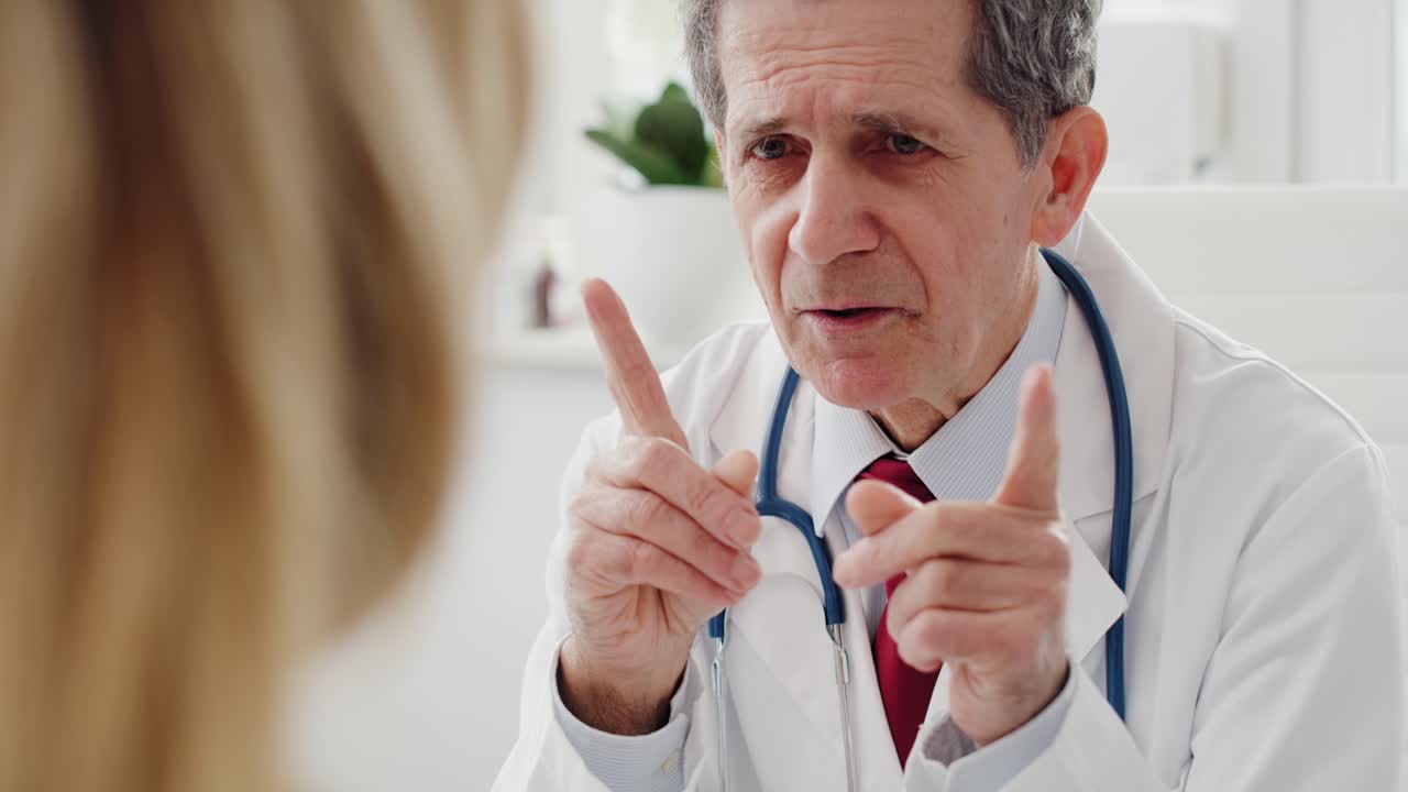 의학적 옵션 에 대해 논의 하는 의사 의 손잡이 사진