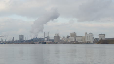 Lapso-De-Tiempo-De-Humo-Saliendo-De-Un-Edificio-Industrial-Cerca-Del-Río