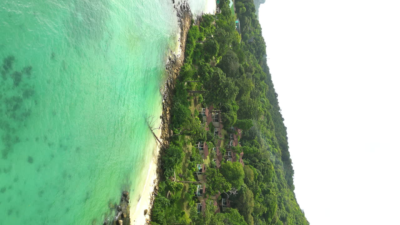 스메랄드 크리스탈 물과 함께 숨겨진 처녀 열대 해변의 오두막 숙박