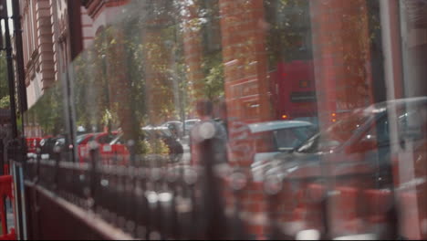 Tire-Del-Foco-De-La-Puerta-Al-Reflejo-De-Cristal-De-Dos-Hombres-Caminando-Por-Una-Calle-De-La-Ciudad-En-Verano