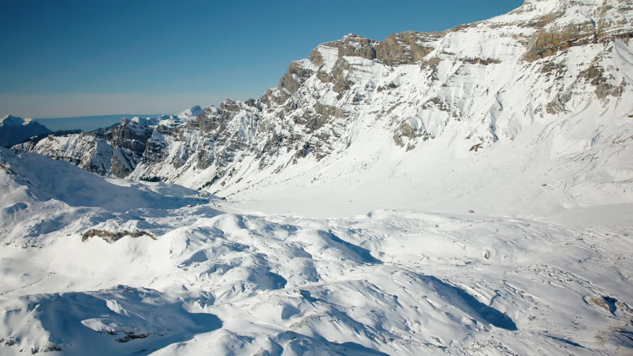 Winterlandschaft in Anzeinde im Kanton Waadt, Schweiz – Luftaufnahme