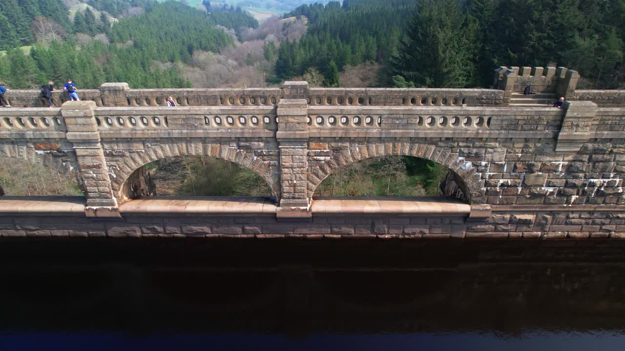 관광객들은 스카 하우스 저수지 댐을 따라 산책을 즐긴다