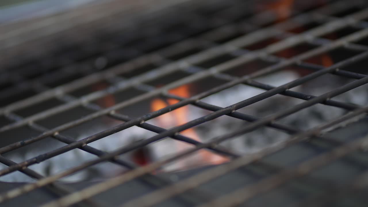 Fiamme di barbecue che bruciano in primo piano