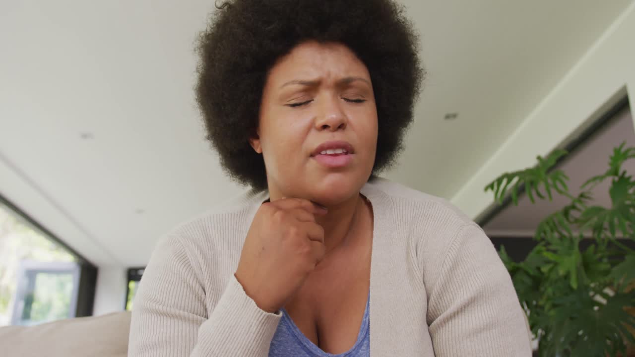 video de una feliz mujer afroamericana de tamaño grande haciendo una videollamada