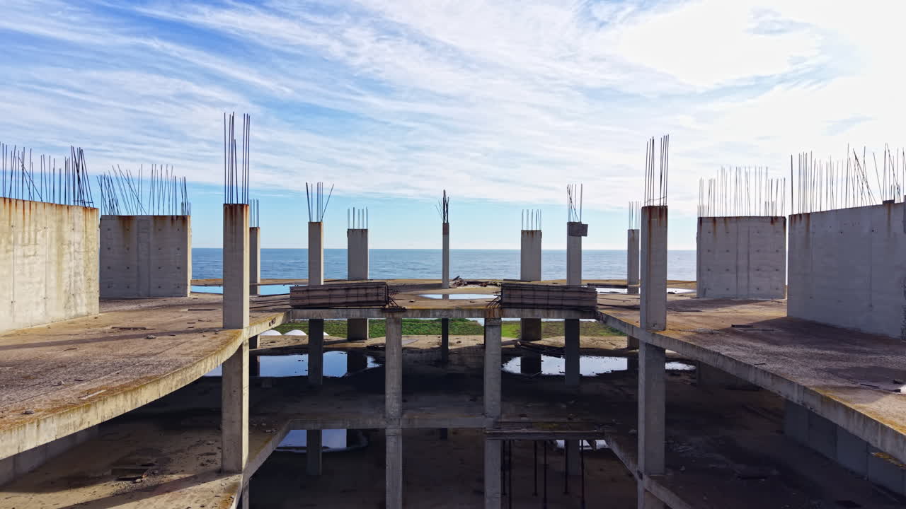 L'esplorazione urbana rivela la bellezza inquietante di un cantiere abbandonato in riva al mare all'alba