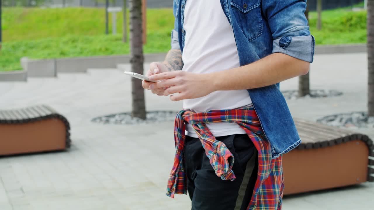 휴대 전화 를 들고 도시 거리 를 고 있는 사람 의  면