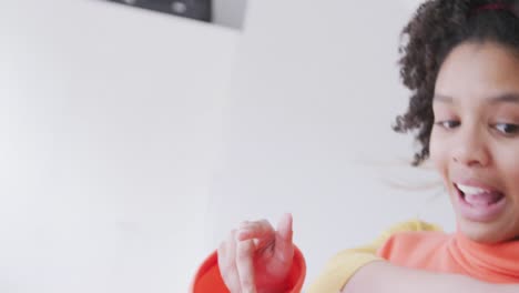 niñas adolescentes felices y diversas amigas riendo y abrazándose en la cama, cámara lenta