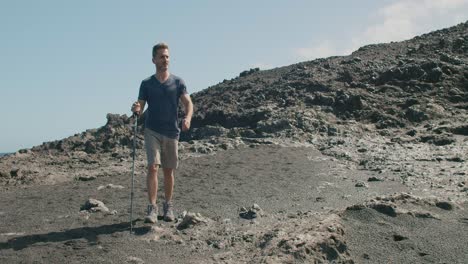viajero masculino caminando cerca del agujero de soplo
