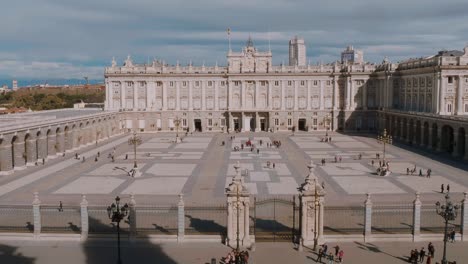 el palacio real de madrid es el palacio real.