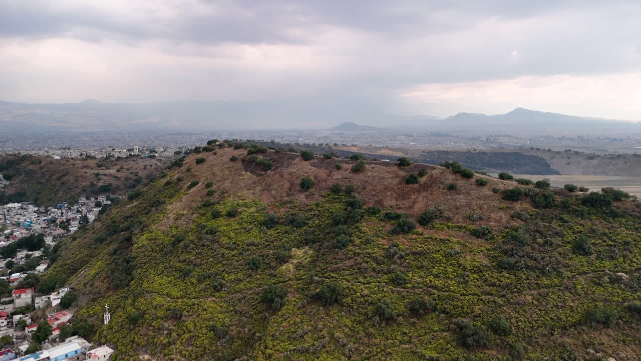 Immagine aerea di un cratere vulcanico a Chalco, vicino a Città del Messico