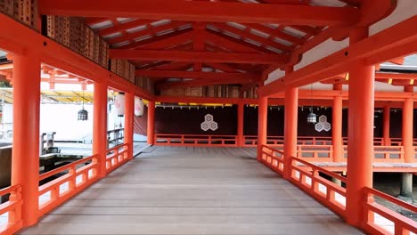 caminando por un callejón del famoso templo de shitno en miyashima, japón