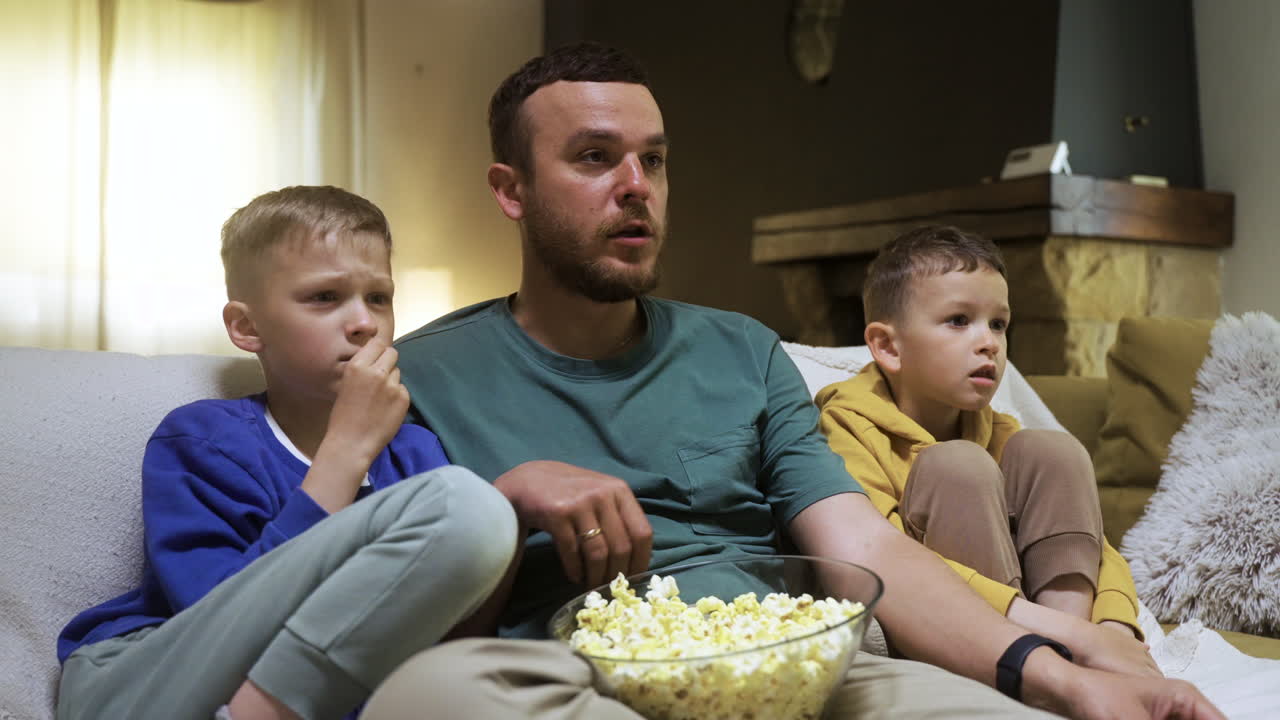 Família assistindo TV