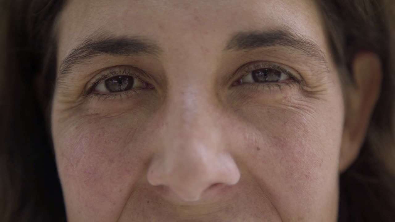 hermosa mujer madura mirando a la cámara.