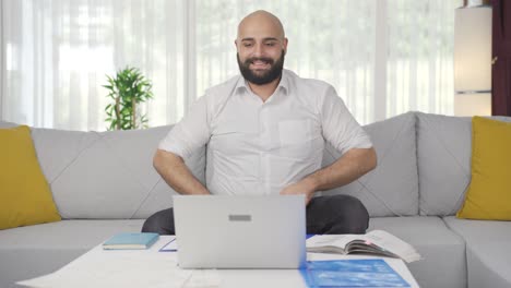 Der-Mann-Im-Homeoffice-Erledigt-Seine-Arbeit-Und-Entspannt-Sich.