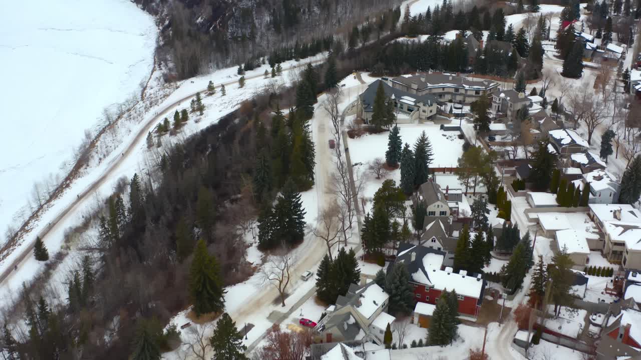 dron aéreo vuela sobre el parque en alberta edmonton valley ridge casas masivas de glenora vista de pájaro de invierno por el río saskatchewan del norte árboles altos dinero viejo por el gobierno propiedad de la casa 3-4