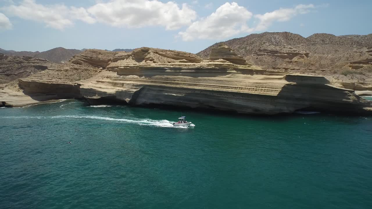 Ripresa aerea di una piccola barca in uno scenario mozzafiato a Punta Colorada, Mare di Cortez