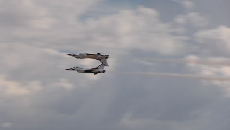 los aviones vuelan uno al lado del otro en formación