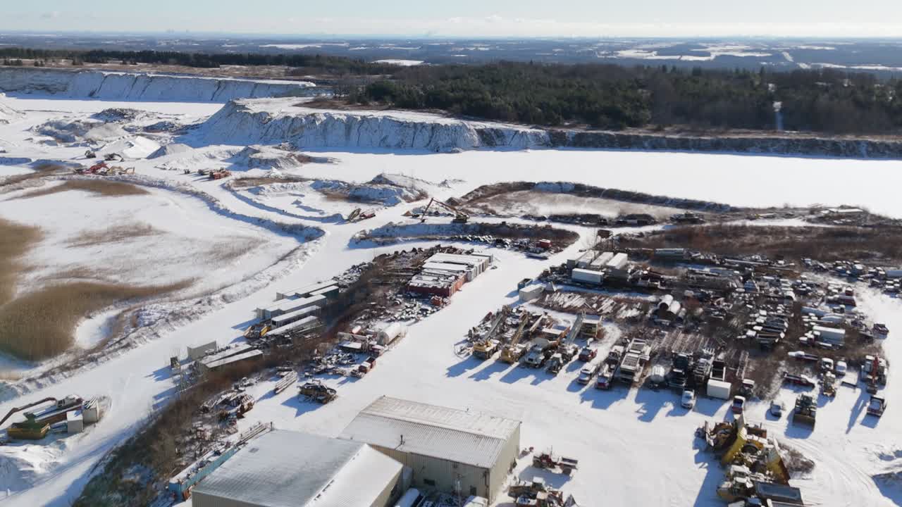 машины и грузовики на месте измельчения камня в канаде зимой, широко передние воздушные