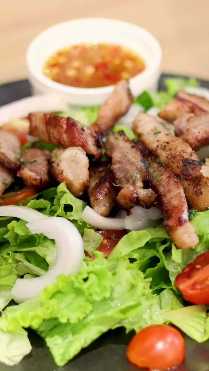 소스와 함께 고기 러드를 제공하는 웨이터