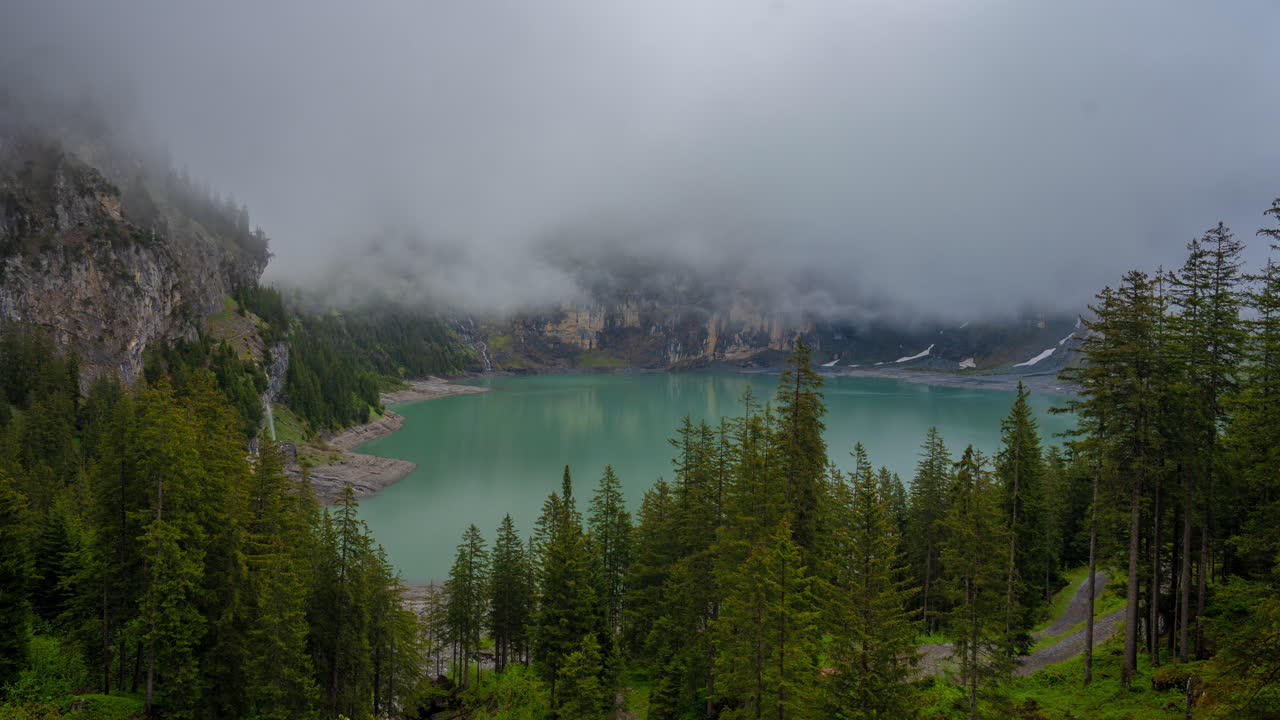 lapso de tiempo de nubes moviéndose sobre los alpes suizos y el lago alpino en la región de kandersteg, suiza