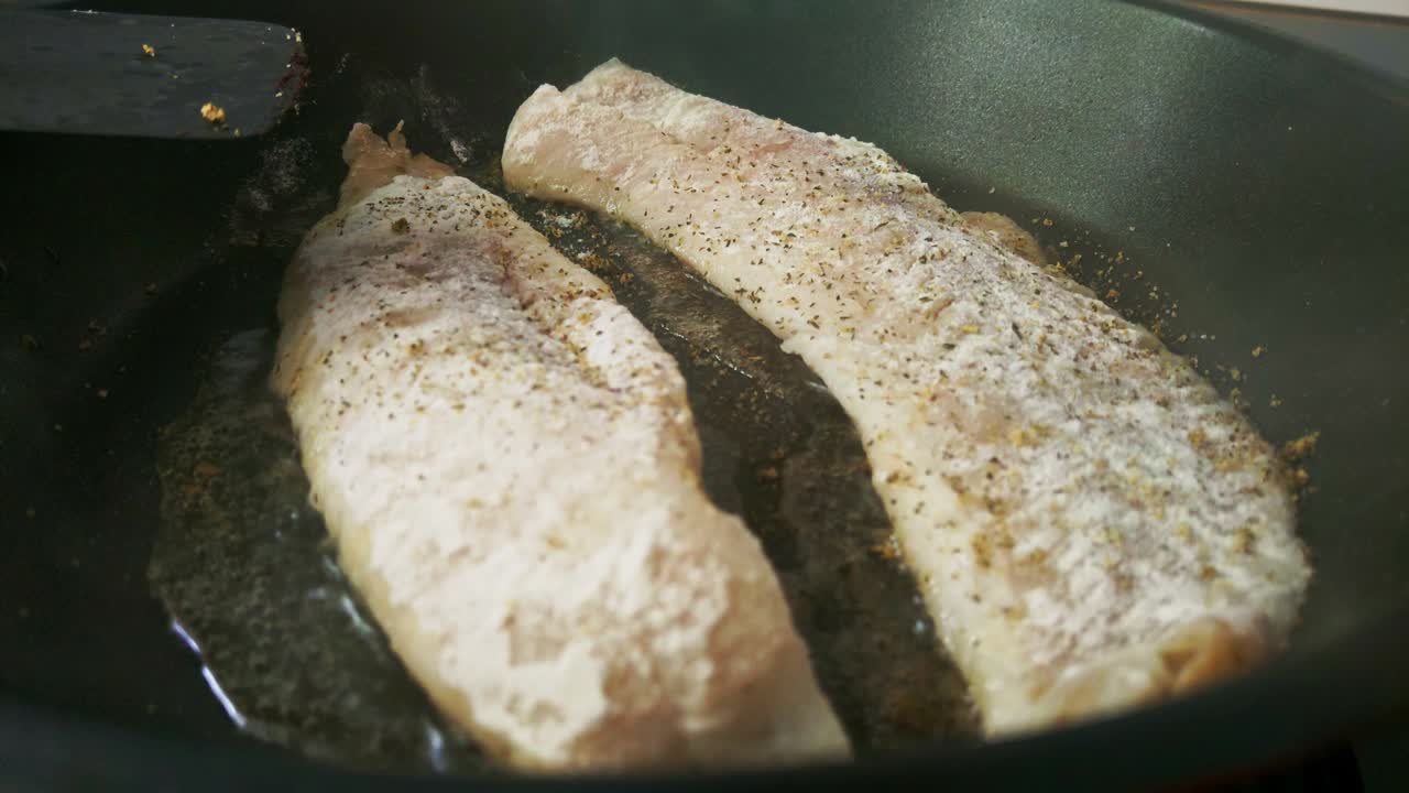 물고기는 프라이팬에 여 집에서 만든 음식입니다.