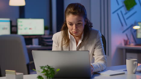 Mujer-Cansada-Y-Remota-Durmiendo-Una-Siesta-En-Una-Silla-Despertando-Trabajando-En-Una-Computadora-Portátil