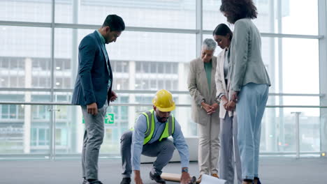 Gente-De-Negocios-Hablando,-Arquitectura