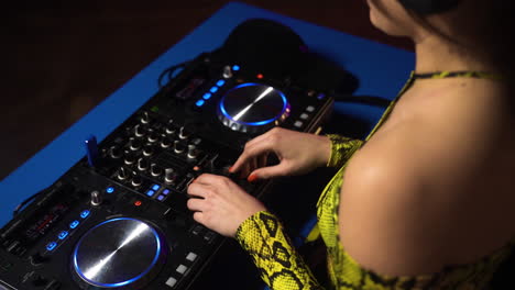 mujer con auriculares djing en la discoteca