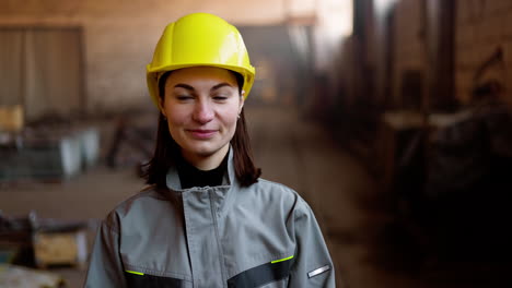 Brünette-Junge-Frau-In-Der-Fabrik