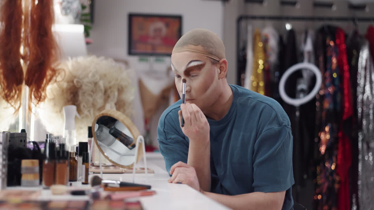Dragqueen sminker seg i garderoben