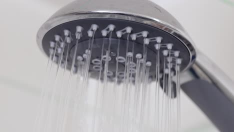 primer plano de las gotas de agua en el cabezal de la ducha.