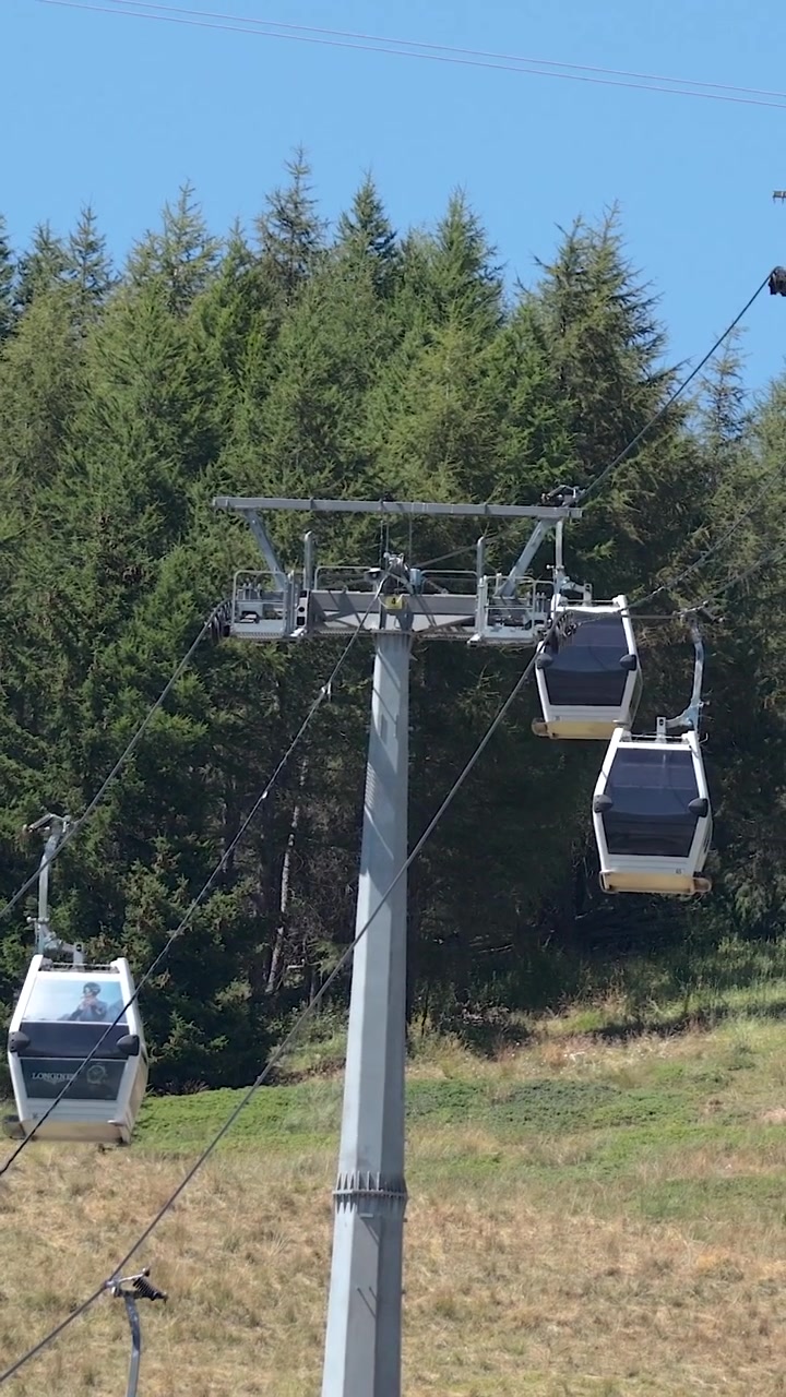 Cabine della funivia che si muovono lungo il pendio della montagna