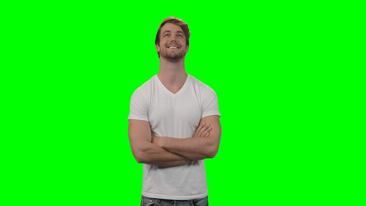 Mann stehend mit verschränkten Armen