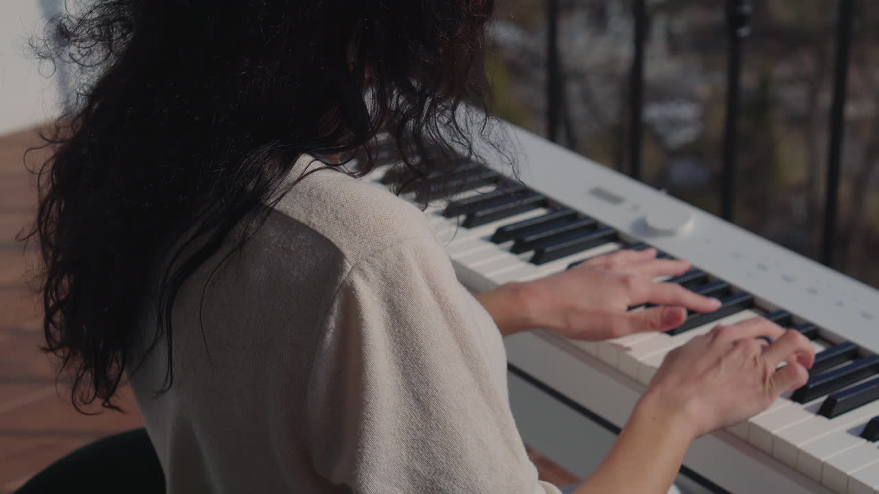 mujer tocando el piano en un balcón