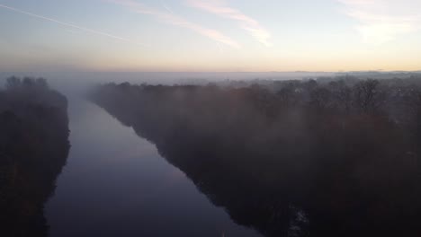 Densa-Niebla-Misty-Otoño-Manchester-Ship-Canal-Vista-Aérea-Por-Encima-De-La-Silueta-De-Las-Copas-De-Los-árboles