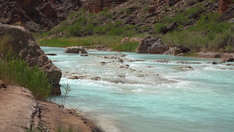 Oasis-Escondido-En-El-Parque-Nacional-Del-Gran-Cañón,-EE.UU.,-Agua-Turquesa-Que-Fluye-Del-Pequeño-Río-Colorado,-Cámara-Lenta