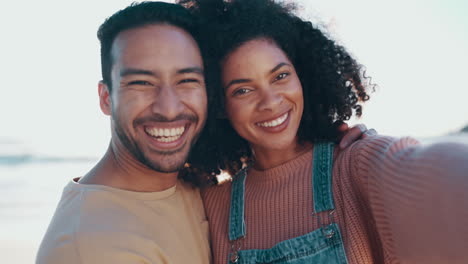 Selfie,-happy-and-love-with-a-couple-on-the-beach