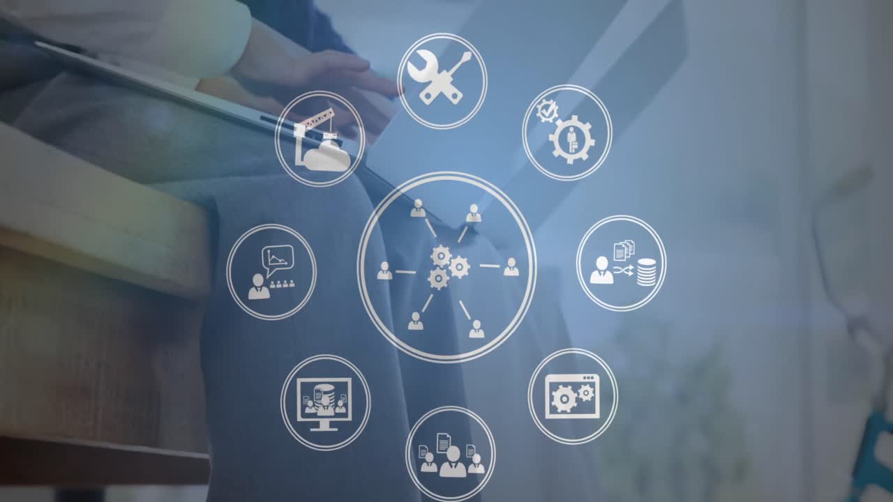 los iconos sociales sobre los niños pequeños que usan computadoras portátiles.