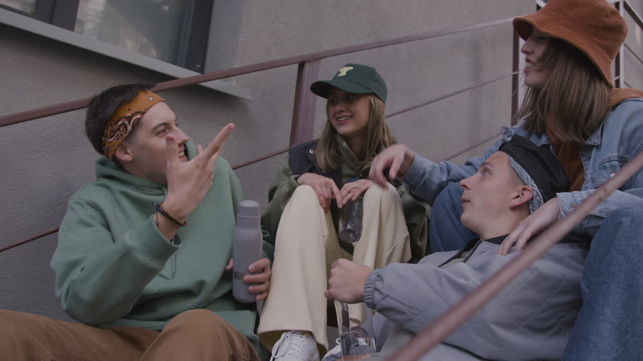 молодые люди на лестнице.