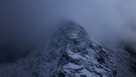 Vista-Aérea-Del-Hermoso-Paisaje-De-La-Montaña-Nevada-De-Noruega-Durante-El-Invierno