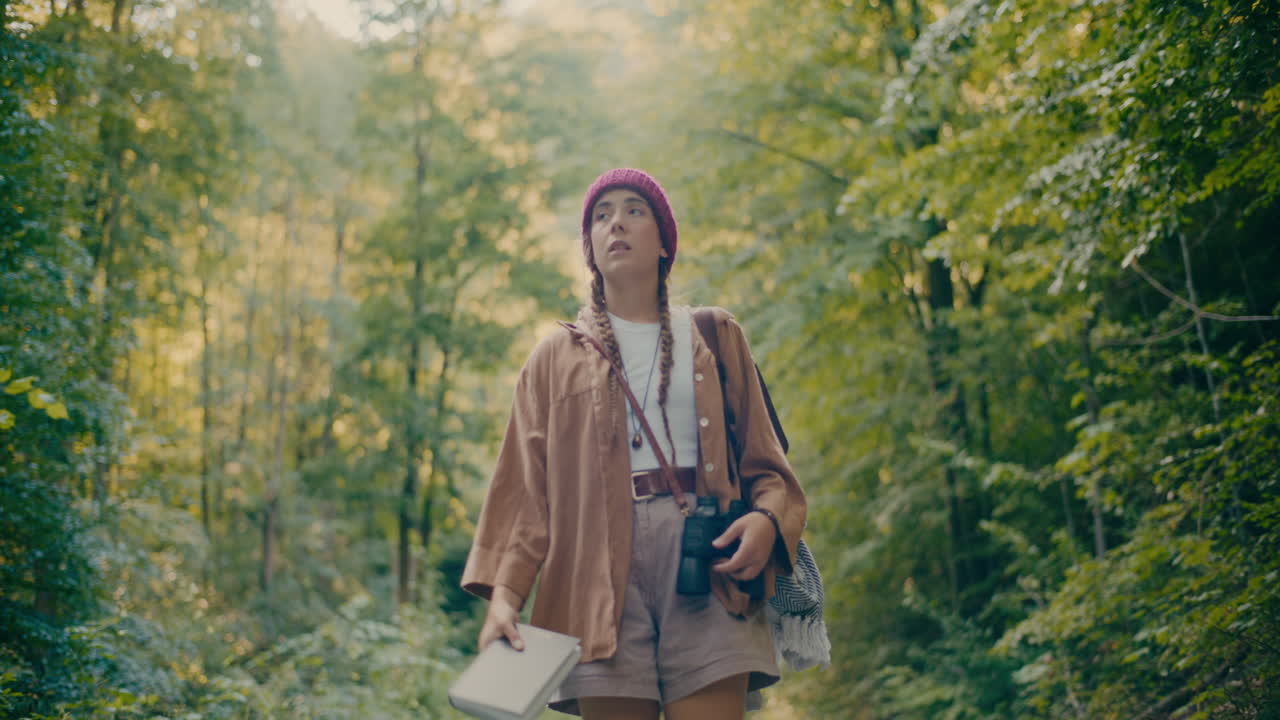 숲에서 책과  ⁇ 안경을 가진 피곤한 여자