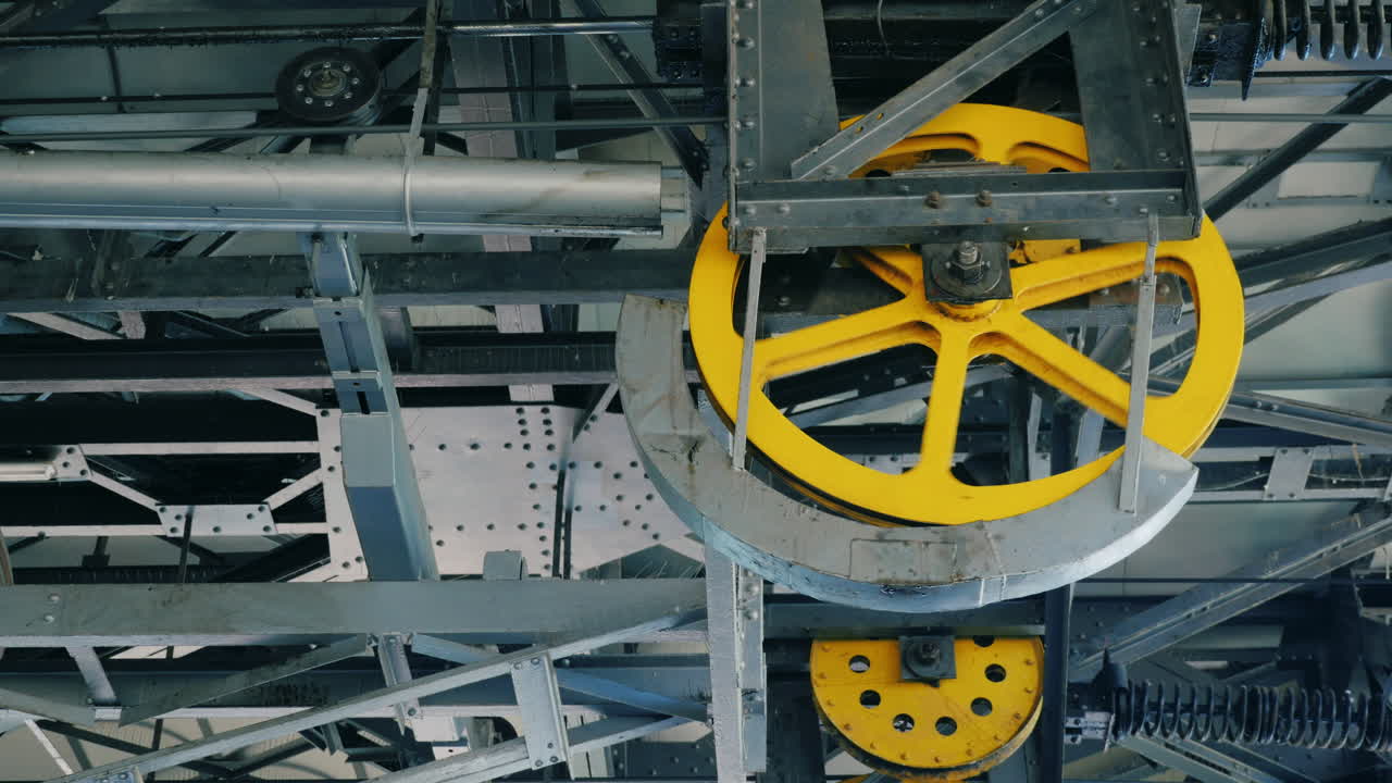 enormes ruedas del mecanismo interno de un funicular 1