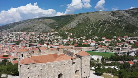 histórica fortaleza de nehaj en la colina de la ciudad de senj ubicada en croacia