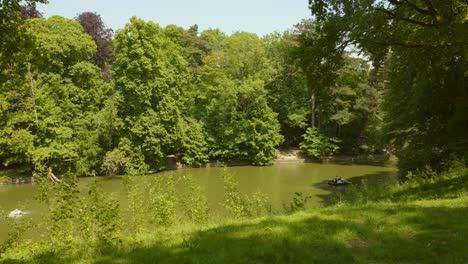 jezioro w parku bois de la cambre w słoneczny dzień, bruksela, belgia